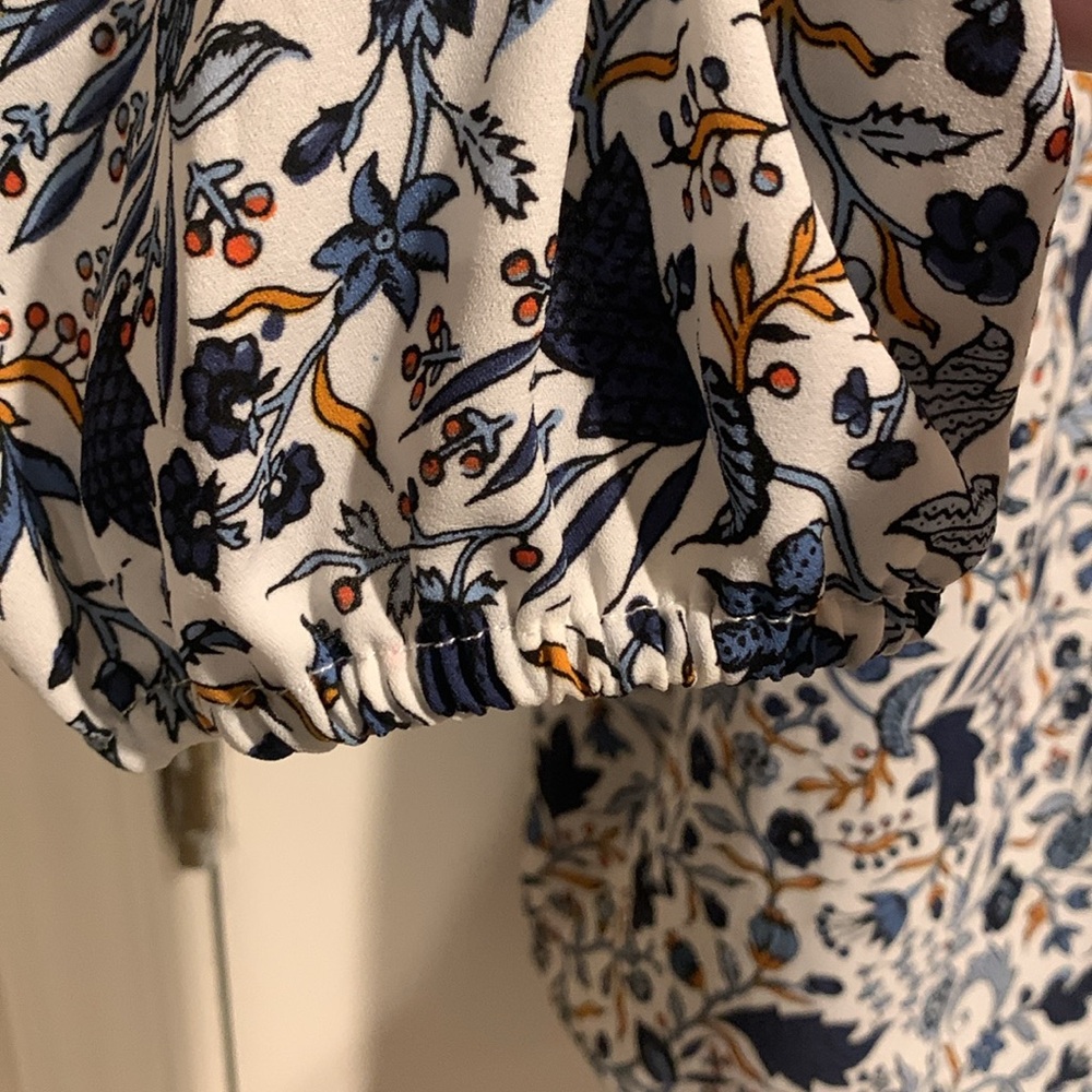 💙Beautiful Flower Print Blouse💙 - Picture 3 of 9